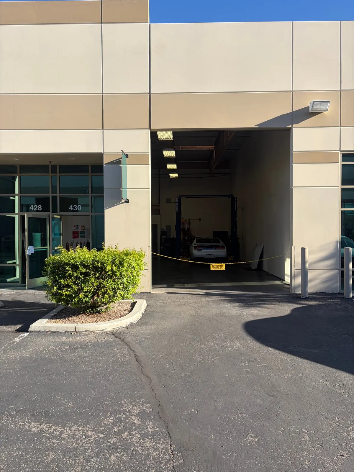 Exterior of Johnny's Auto Repair on Ridgecrest Rd near Spring Valley Lake in Victorville, CA